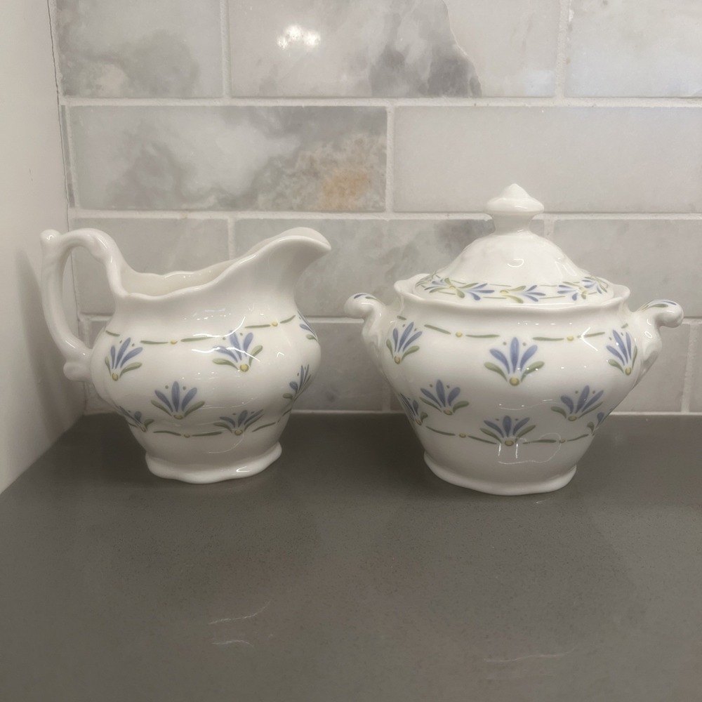 Vintage Royal Doulton "Ambleside" Everyday Creamer & Sugar Bowl w/Lid EUC